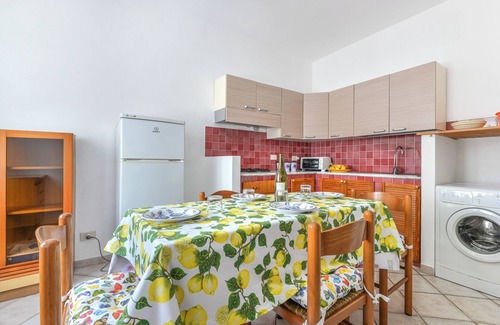 Marmi House | Holiday Home 'Vicino Alla Spiaggia - Procchio' with Shared Garden