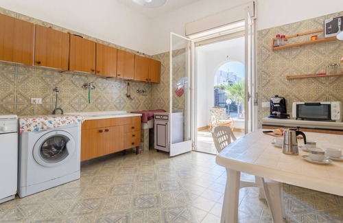 Carini House | Holiday Home Villa Con Veranda Vicino Al Mare with Garden