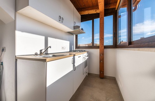 Torre degli Ulivi House | Holiday Home 'Villa Eleonora Residence App To 2' with Shared Pool, Wi-Fi