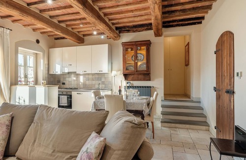 Uzzano House | Holiday Home 'Villa Petri' with Private Terrace, Shared Garden and Wi-Fi