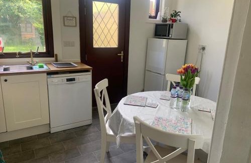 Musselburgh House | Holiday Home with free parking & 4min to Edinburgh Warverly