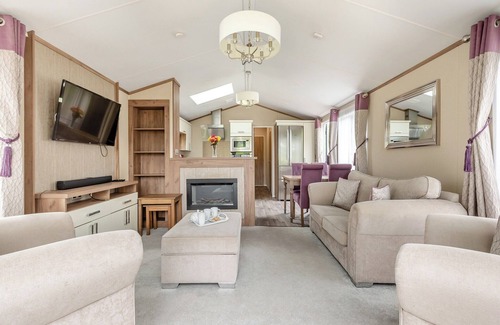 Axminster House | Holiday Home with one double and one twin bedroom.