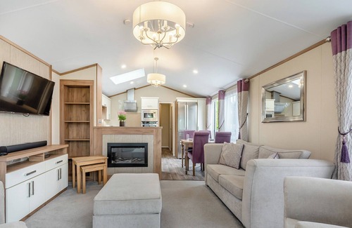 Axminster House | Holiday Home with one double and two twin bedrooms.