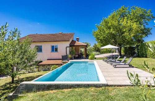 Trviz House | Holiday Home with pool and garden