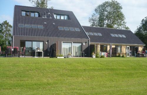 Langweer House | holiday home with private terrace, cleaning included