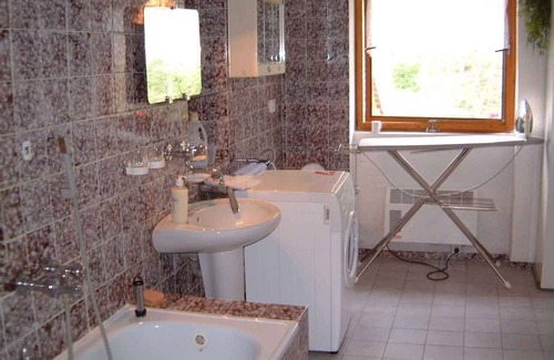 Rotava House | Holiday home With tiled stove and garden with barbecue facilities at the tennis court
