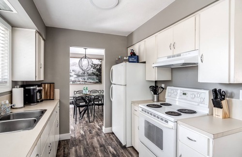 Mission House | HOLIDAY HOUSE 4 bedroom w/hot tub, 2 kitchens and huge backyard