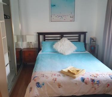 Sunbury House | Holiday House in Sunbury Centre
