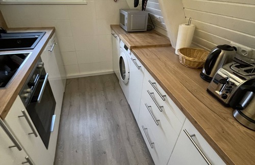 Damp House | Holiday house with fireplace, near the beach, dogs welcome