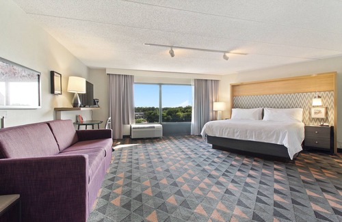 Village of Lakewood Hotel | Holiday Inn Chicago Nw Crystal Lk Conv Ctr by IHG