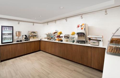 Linthicum Heights Hotel | Holiday Inn Express & Suites Baltimore - BWI Airport North by IHG