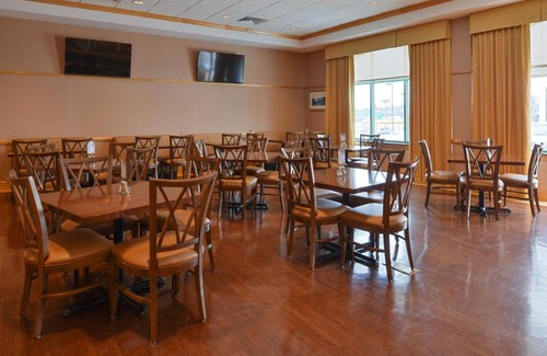 Breezewood Hotel | Holiday Inn Express Breezewood by IHG