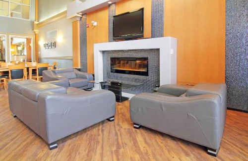 Lake Bonavista Hotel | Holiday Inn Express Calgary South by IHG