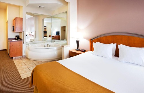 Forest City Hotel | Holiday Inn Express Forest City by IHG
