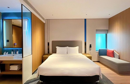 Haikou Hotel | Holiday Inn Express Haikou World Trade Center by IHG