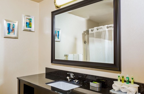 Westampton Hotel | Holiday Inn Express Hotel & Suites Mt. Holly by IHG