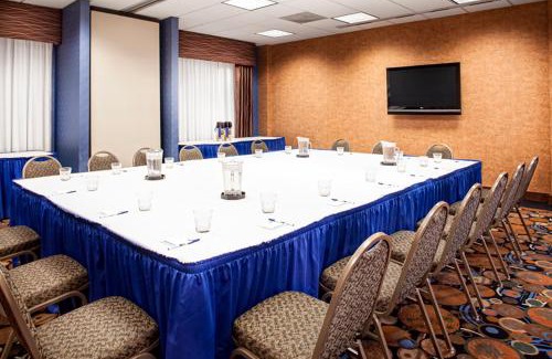 Coralville Hotel | Holiday Inn Express Hotel & Suites Coralville by IHG