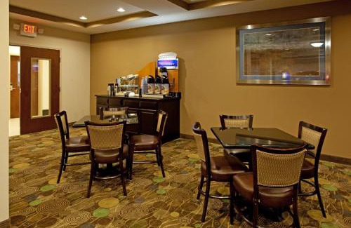 South View Hotel | Holiday Inn Express Hotel & Suites Hope Mills-Fayetteville Airport by IHG
