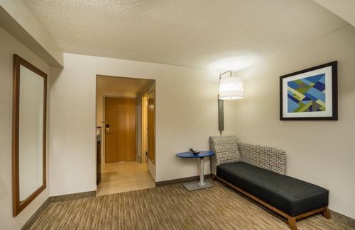 Jeffersontown Hotel | Holiday Inn Express Hotel & Suites Louisville East by IHG