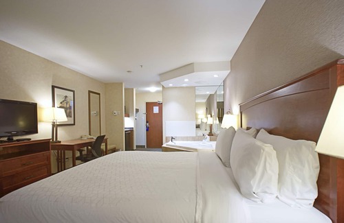 Northeast Edmonton Hotel | Holiday Inn Express Hotel & Suites Edmonton North by IHG