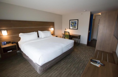 Madison Hotel | Holiday Inn Express Hotel & Suites Madison by IHG