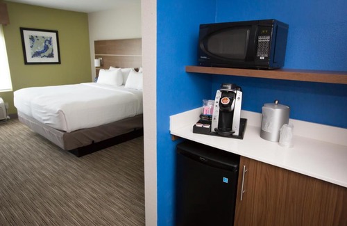 Madison Hotel | Holiday Inn Express Hotel & Suites Madison by IHG