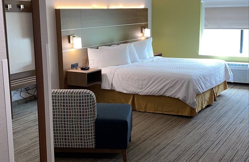 Weston Hotel | Holiday Inn Express Hotel & Suites Weston by IHG