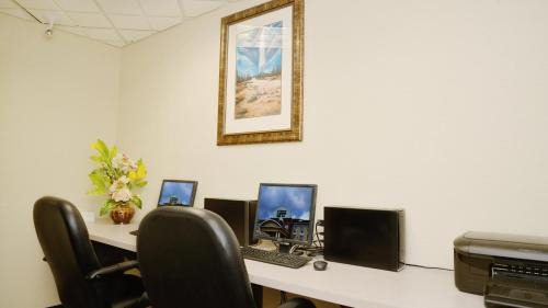 Edson Hotel | Holiday Inn Express Hotel & Suites Edson by IHG