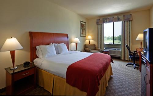 Fairfield Hotel | Holiday Inn Express Hotel and Suites Fairfield-North by IHG