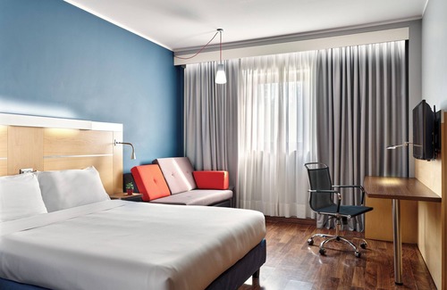 Case Nuove Hotel | Holiday Inn Express Milan - Malpensa Airport by IHG