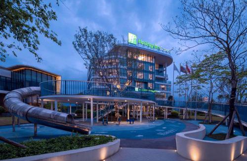 Jiangmen Hotel | Holiday Inn Express Jiangmen Yinhu Bay by IHG