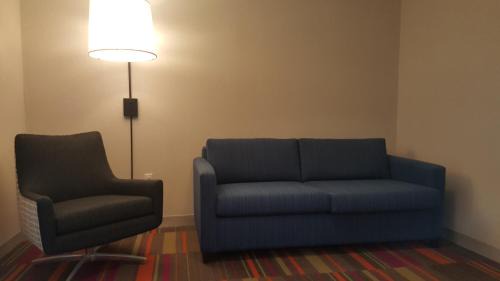St. Charles Hotel | Holiday Inn Express & Suites Chicago West - St Charles by IHG