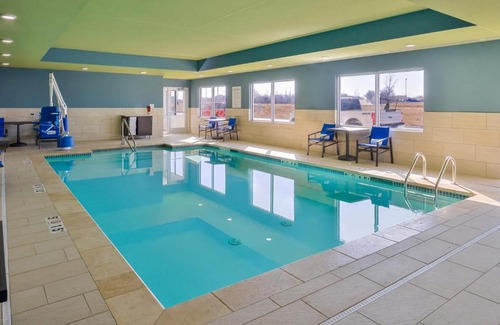 Lee's Summit Hotel | Holiday Inn Express & Suites - Kansas City - Lee's Summit by IHG