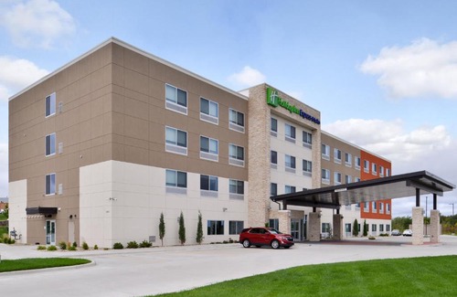 Lee's Summit Hotel | Holiday Inn Express & Suites - Kansas City - Lee's Summit by IHG