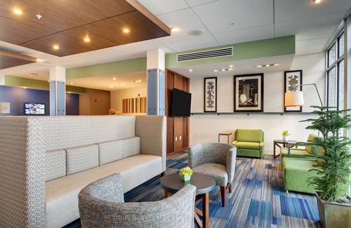 Galesburg Hotel | Holiday Inn Express & Suites Galesburg by IHG