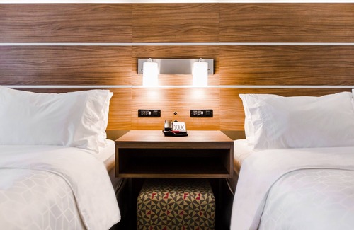 West Edmonton Hotel | Holiday Inn Express & Suites West Edmonton - Mall Area by IHG