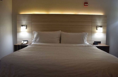 McPherson Hotel | Holiday Inn Express & Suites McPherson by IHG