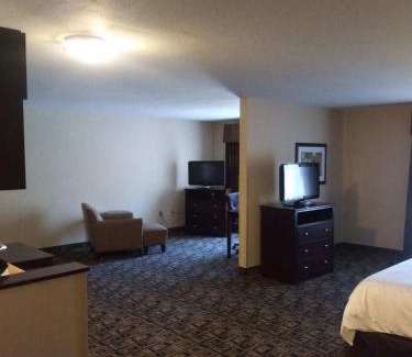Zanesville Hotel | Holiday Inn Express & Suites Zanesville North by IHG