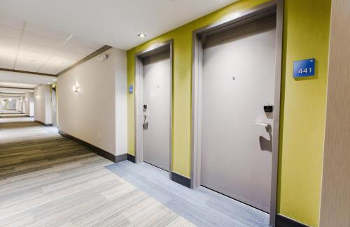 West Edmonton Hotel | Holiday Inn Express & Suites - West Edmonton-Mall Area by IHG