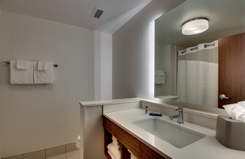 Findlay Hotel | Holiday Inn Express & Suites Findlay North by IHG