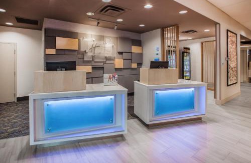 Aurora Hotel | Holiday Inn Express & Suites - Aurora by IHG