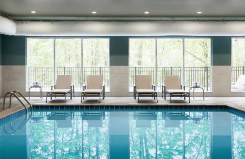 Calgary Hotel | Holiday Inn Express & Suites - Calgary Airport Trail NE by IHG