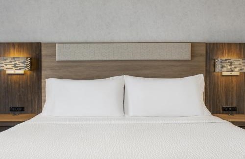 Industrial Park Hotel | Holiday Inn Express & Suites Ottawa East-Orleans by IHG
