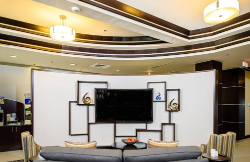Gateway Hotel | Holiday Inn Express & Suites Austin NW - Arboretum Area by IHG