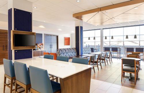 Colby Hotel | Holiday Inn Express & Suites Colby