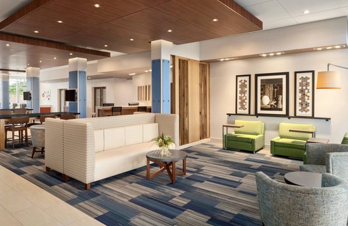 Hermantown Hotel | Holiday Inn Express & Suites Duluth North - Miller Hill by IHG