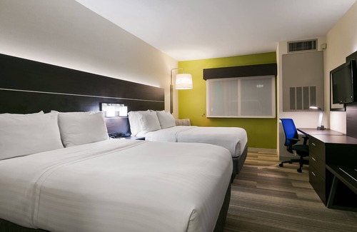 Paine Field-Lake Stickney Hotel | Holiday Inn Express & Suites Everett by IHG