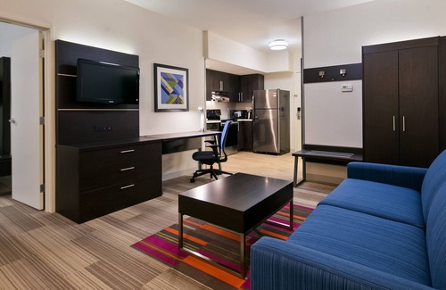 Paine Field-Lake Stickney Hotel | Holiday Inn Express & Suites Everett by IHG