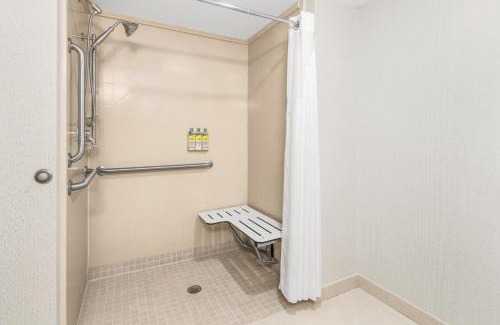 Newark Hotel | Holiday Inn Express & Suites Wilmington-Newark by IHG