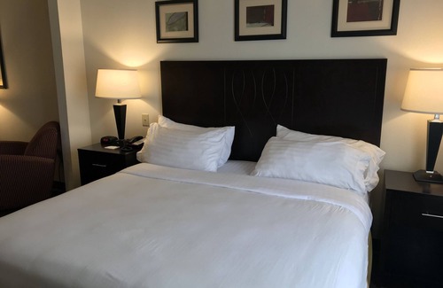 Lindbergh Lawns Hotel | Holiday Inn Express Syracuse Fairgrounds by IHG